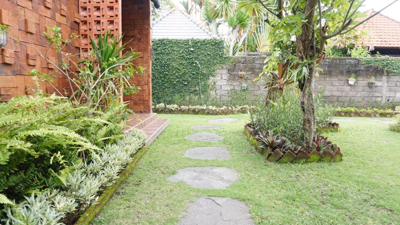 Louto Dmell Guesthouse Sanur  Exterior photo