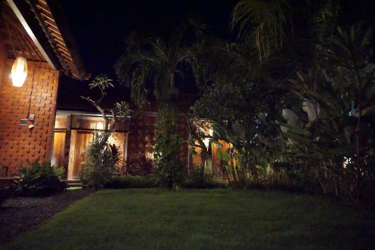 Louto Dmell Guesthouse Sanur  Exterior photo